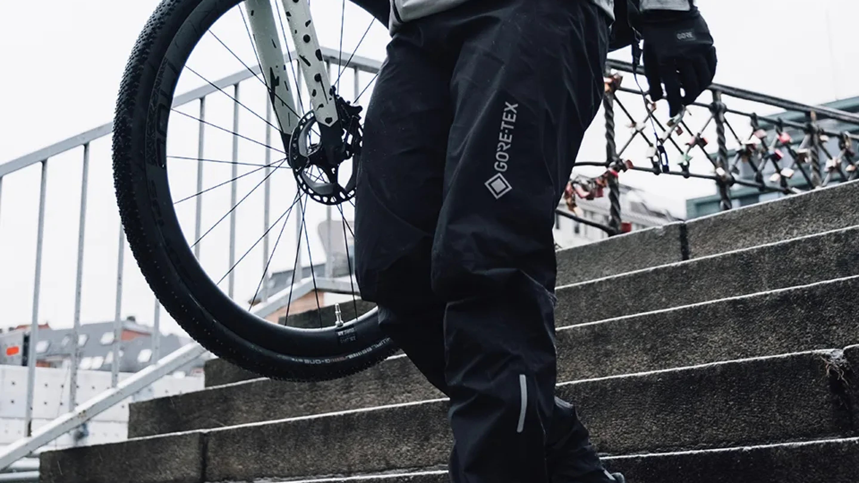 Un pantalon de pluie pour rouler au sec
