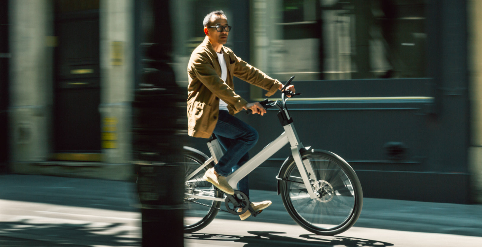 Cycliste roulant sur le vélo électrique Anod Hybrid 2 équipé de la technologie S.A.F.E.