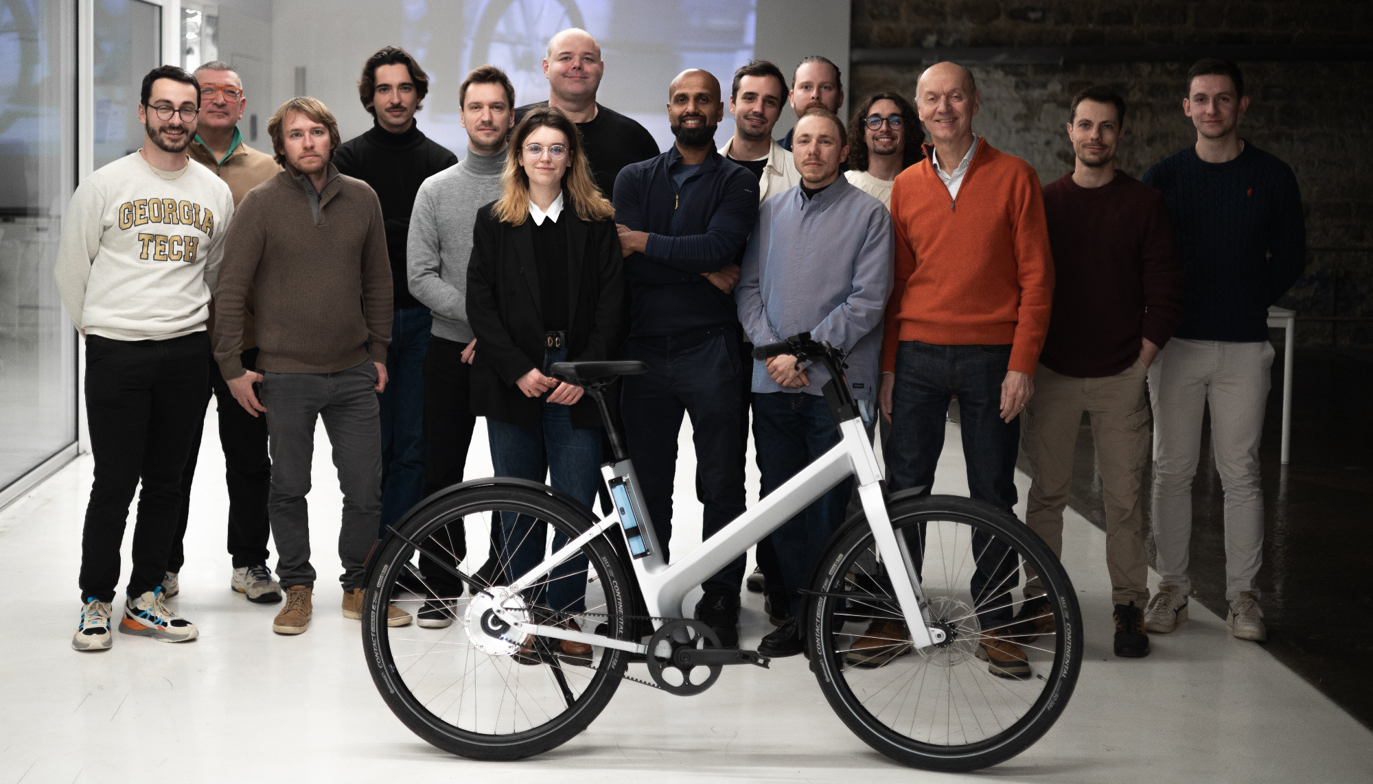 Équipe Anod au complet avec vélo électrique Hybrid 2