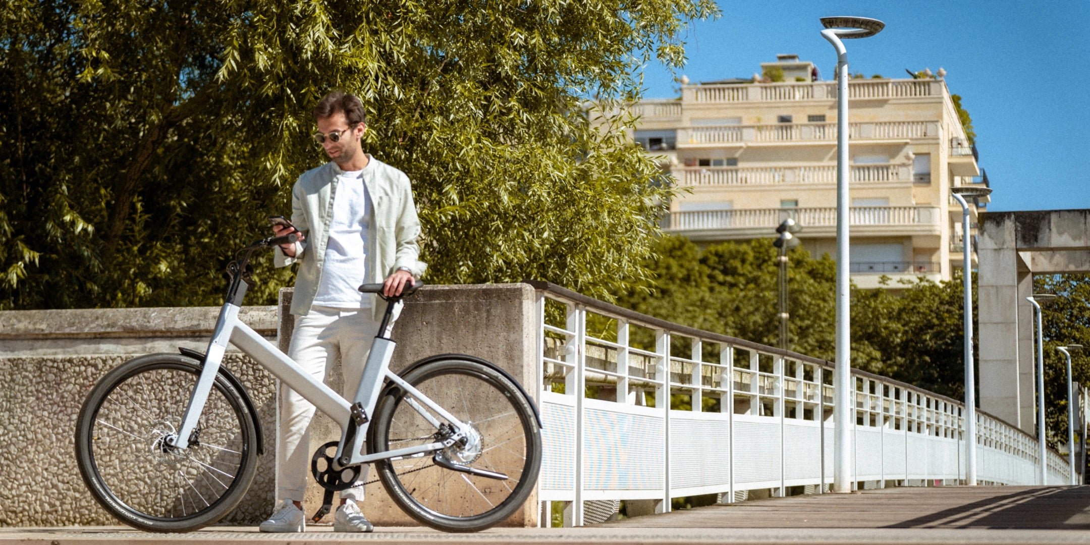 Anod Hybrid roule en ville en été