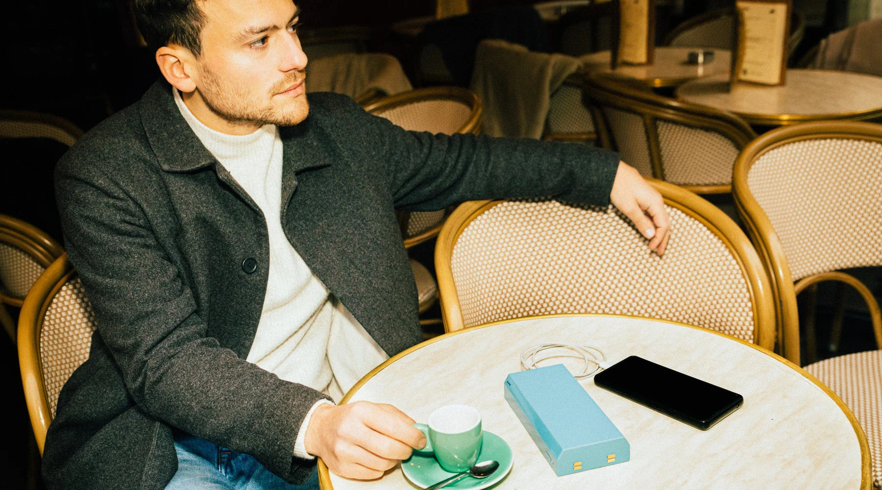 Batterie Anod qui charge un téléphone en USB sur une table