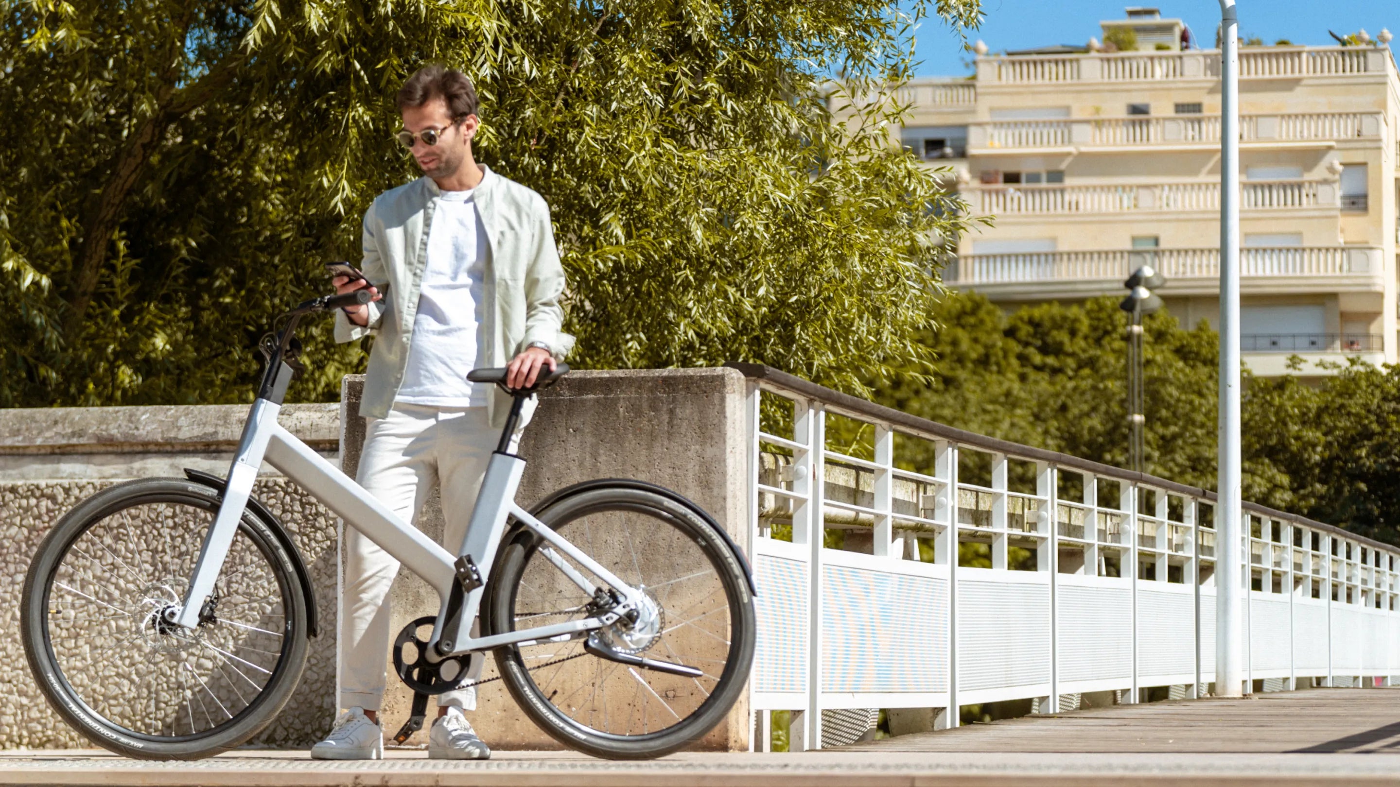 Un vélo hybride à bonne taille pour les trajets en ville