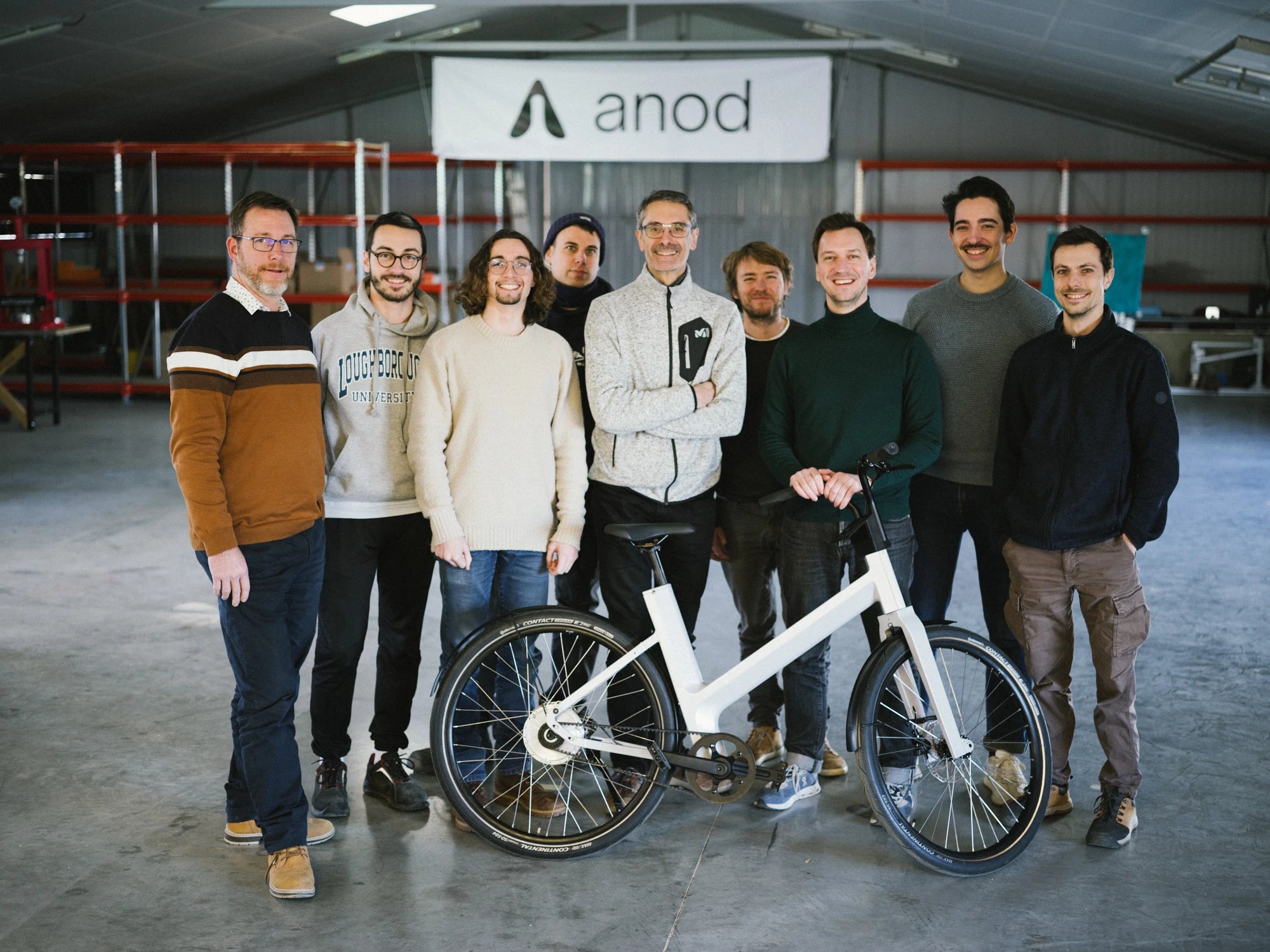 Equipe anod devant l'anod, vélo électrique hybride