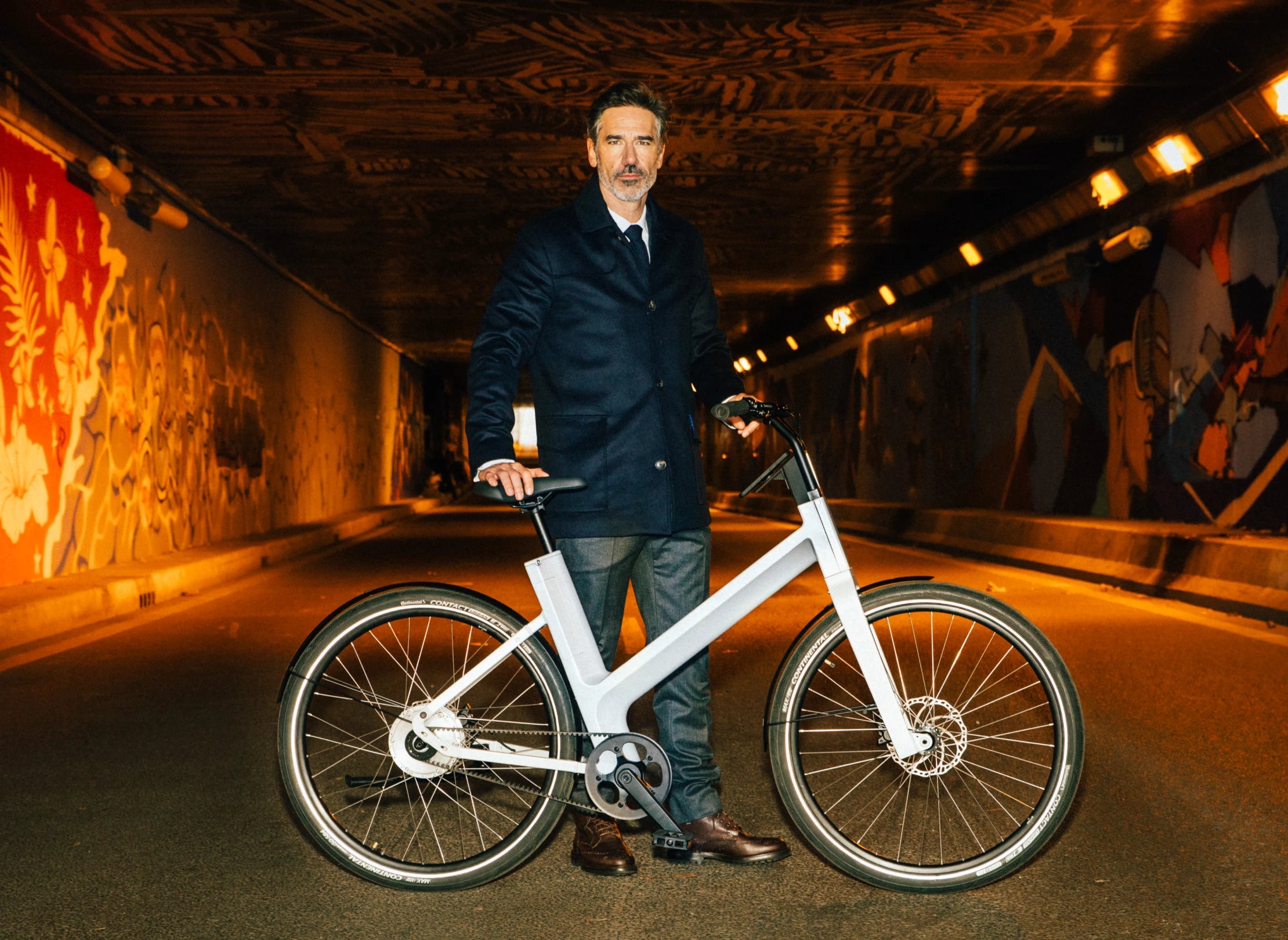 homme tenant vélo hybride anod hybrid route ville tunnel