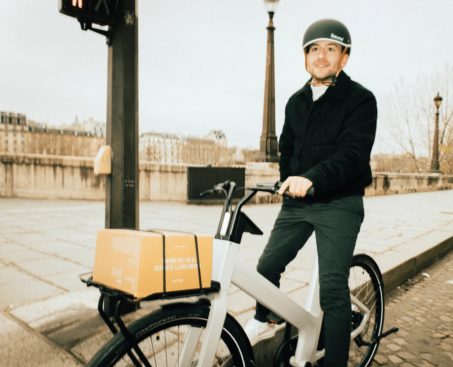 Homme avec un casque roulant sur le vélo électrique hybride d'anod