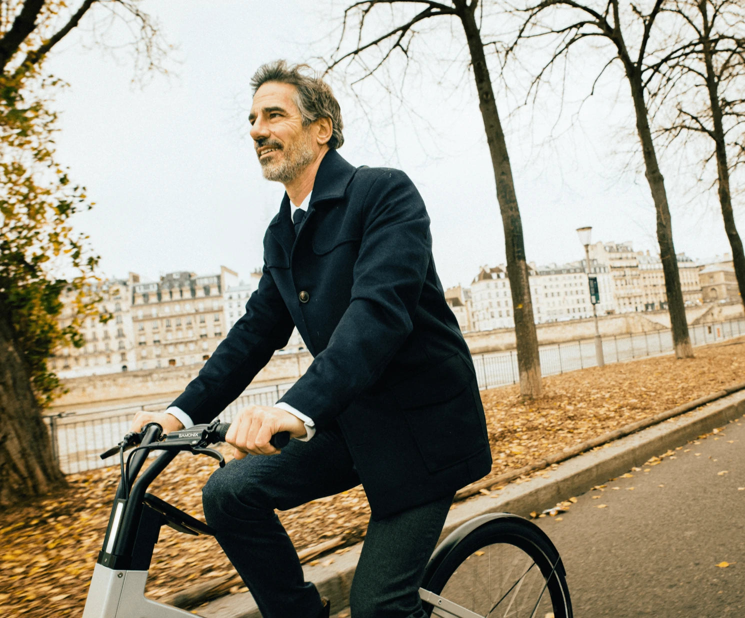 Homme sur le vélo électrique anod hybrid, hybride